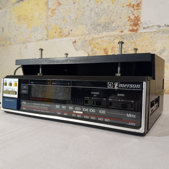 Emerson RK4000 Under Cabinet Mount AM/FM/ Timer / Alarm Clock Radio - Picture 11 of 12